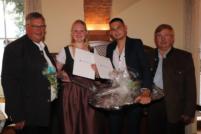 Mehr Informationen per PDF-Datei mit Klick auf das Bild ** Nachwuchs im Metzger-Handwerk freigesprochen Giulia Kreuzer und Lucas Hacker Innungsbeste – Obermeister Reiter: Handwerk mit Herzblut erlernt Frische, nachhaltig und regional produzierte Fleischwaren stehen hoch im Kurs bei den Verbrauchern, die gerne beim „Metzger um die Ecke“ einkaufen. Nur bei der Verstärkung mit beruflichem Nachwuchs hapert es in dem zunehmend hart umkämpften Markt für beruflichen Nachwuchs. Nichts desto trotz feierte die MetzgerInnung Traunstein-Berchtesgadener Land den Abschluss der Lehrzeit von zwei Metzgern und vier Fachverkäufer im Lebensmittelhandwerk Metzgerei. Und so wurden die sechs am Donnerstagabend in Kraimoos bei Traunstein gemäß einer Jahrhunderte alten, guten Tradition freigesprochen – dem „klassischen“ Ende der Lehrzeit und dem Eintritt in den Status eines Gesellen. Wie wichtig im MetzgerHandwerk das Besinnen auf die Tradition ist wurde auch durch das aufgestellte Zunftkreuz deutlich. Stammt das rund 70 Zentimeter hohe Kreuz der Laufener Zunft doch aus dem 17. Jahrhundert. 