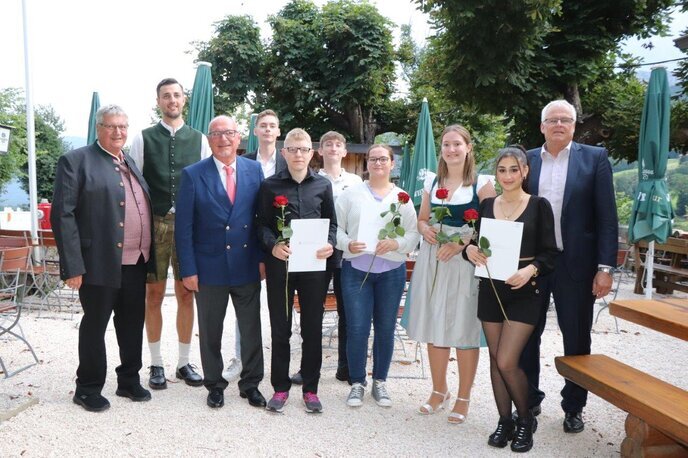Mehr Infos über die PDF-Datei mit Klick auf das Bild ** Die Bäcker-Innung Berchtesgadener Land-Traunstein sprach am Mittwoch Abend acht erfolgreiche Gesellen frei. Eine stolze Tradition, die es im Handwerk schon seit Jahrhunderten gibt. Gäste aus Handwerk, Politik, Berufsschule, Ausbildungsbetrieben aber auch aus dem familiären Umfeld der jungen Gesellen feierten mit ihnen. Die jungen Gesellen verstärken die heimischen Bäckereien, was auch den Verbrauchern zu Gute kommt. Werden doch pro Haushalt rund 57 Kilogramm Brot und Backwaren pro Jahr konsumiert. 