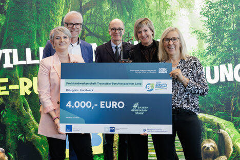 Übergabe der Auszeichnung zur Berufsausbildungsmesse